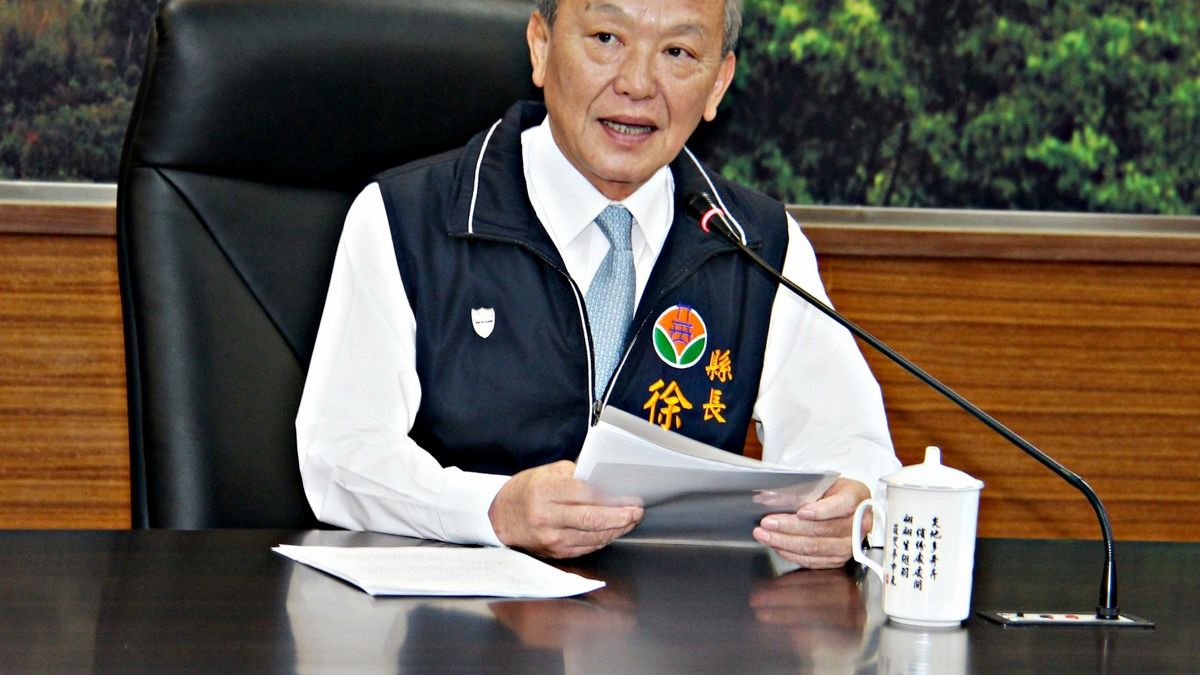 徐耀昌今(21)日率領苗栗縣一級主管舉行記者會,說明開源節流償債計畫,希望能夠改善整體的財政體質。(取自苗栗縣政府網站) 徐耀昌今(21)日率領苗栗縣一級主管舉行記者會,說明開源節流償債計畫,希望能夠改善整體的財政體質。(取自苗栗縣政府網站)