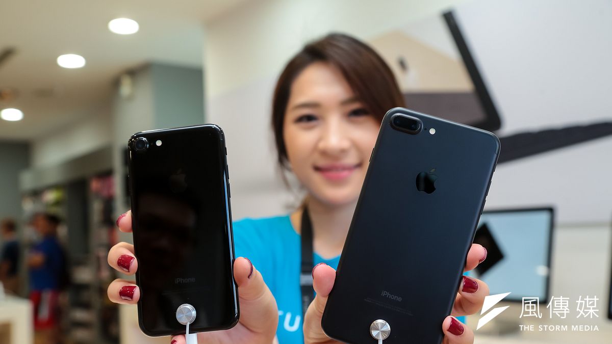 蘋果20日宣布未來在供應鏈中將完全採用再生原料,對此綠色和平表示,回收再利用的循環經濟模式即將開始在科技業發酵,台灣回收和生產機制是否已經準備好了?圖為日前iPhone7開賣。(資料照,顏麟宇攝) 蘋果20日宣布未來在供應鏈中將完全採用再生原料,對此綠色和平表示,回收再利用的循環經濟模式即將開始在科技業發酵,台灣回收和生產機制是否已經準備好了?圖為日前iPhone7開賣。(資料照,顏麟宇攝)