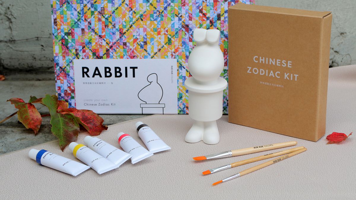 在陶博館文化商店「陶品集」,捐款新臺幣1,500元即可獲贈1套「小感動兔彩繪材料禮盒」,捐款將資助臺灣弱勢孩童免費參與文化色彩課程。(圖/新北市府提供) 在陶博館文化商店「陶品集」,捐款新臺幣1,500元即可獲贈1套「小感動兔彩繪材料禮盒」,捐款將資助臺灣弱勢孩童免費參與文化色彩課程。(圖/新北市府提供)