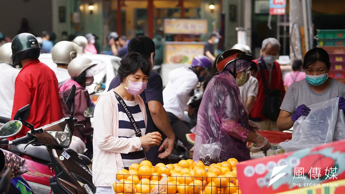台灣連續3天「不明感染源」剩個位數,陳時中說明做好應變及管控措施,生活就能逐漸回到正軌。圖為防疫三級警戒持續,民眾出門採買全程戴口罩。(盧逸峰攝) 台灣連續3天「不明感染源」剩個位數,陳時中說明做好應變及管控措施,生活就能逐漸回到正軌。圖為防疫三級警戒持續,民眾出門採買全程戴口罩。(盧逸峰攝)