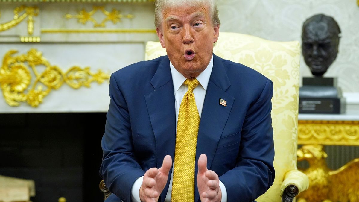 川普祭出降稅條件。(美聯社) 川普祭出降稅條件。(美聯社)