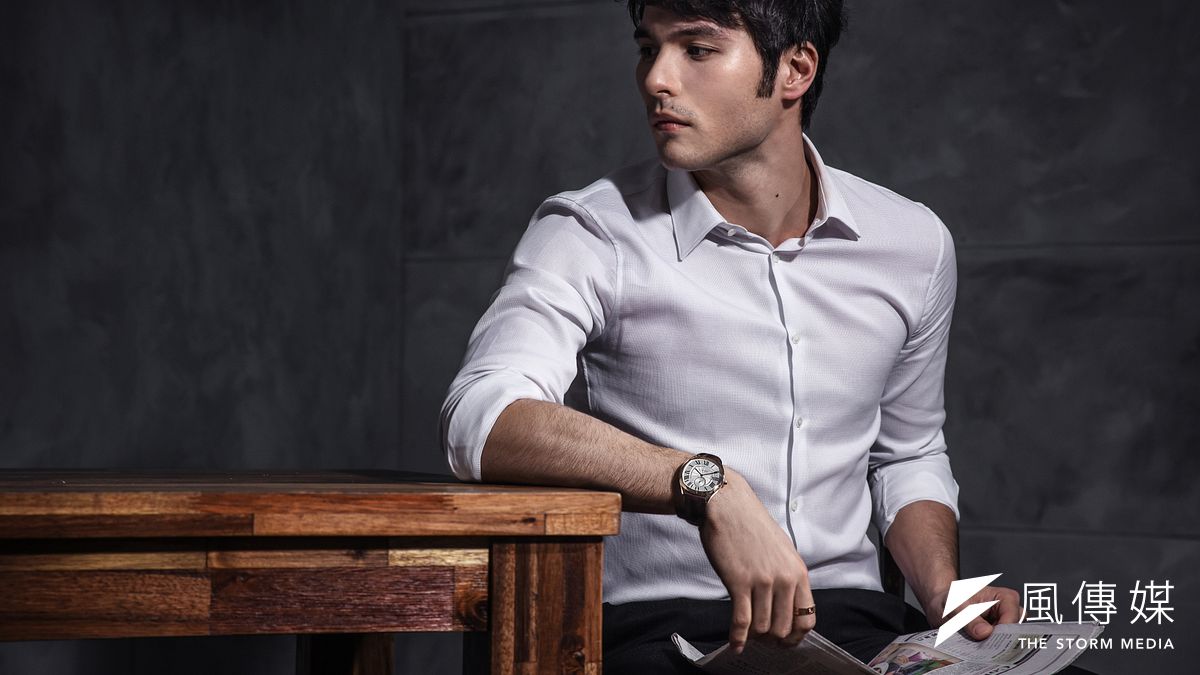 工作時佩戴Drive de Cartier小複雜功能腕錶,玫瑰金錶殼搭配深棕色鱷魚皮錶帶,展現男人知性與優雅的迷人魅力。(圖/Cartier提供) 工作時佩戴Drive de Cartier小複雜功能腕錶,玫瑰金錶殼搭配深棕色鱷魚皮錶帶,展現男人知性與優雅的迷人魅力。(圖/Cartier提供)