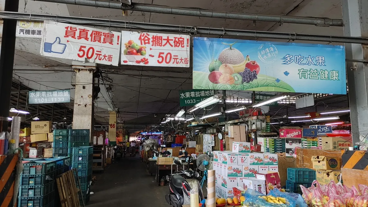 標榜「貨真價實」、「俗擱大碗」,過去很多民眾愛逛的第一果菜批發市場,自疫情爆發後客源大量銳減。(洪敏隆攝)