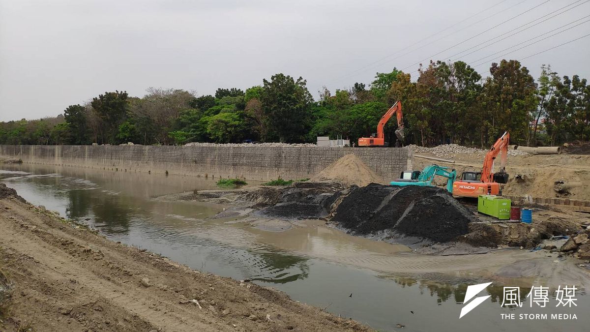 水利局定期檢視、清疏及渠道整理作業,以保持通洪功能。(圖/徐炳文攝) 水利局定期檢視、清疏及渠道整理作業,以保持通洪功能。(圖/徐炳文攝)