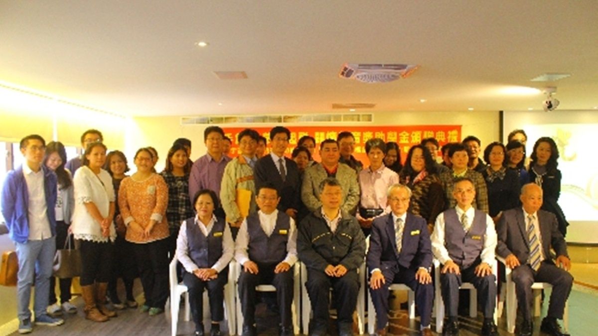 宗教團體關懷教育 頒發弱勢學生獎學金 宗教團體關懷教育 頒發弱勢學生獎學金