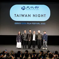 第20回大阪アジアン映画祭・台湾ナイトにて、『シャオイエンとウー・アイリー(小雁與吳愛麗)』上映前に監督たちの記念撮影。(黃信維撮影) 第20回大阪アジアン映画祭・台湾ナイトにて、『シャオイエンとウー・アイリー(小雁與吳愛麗)』上映前に監督たちの記念撮影。(黃信維撮影)
