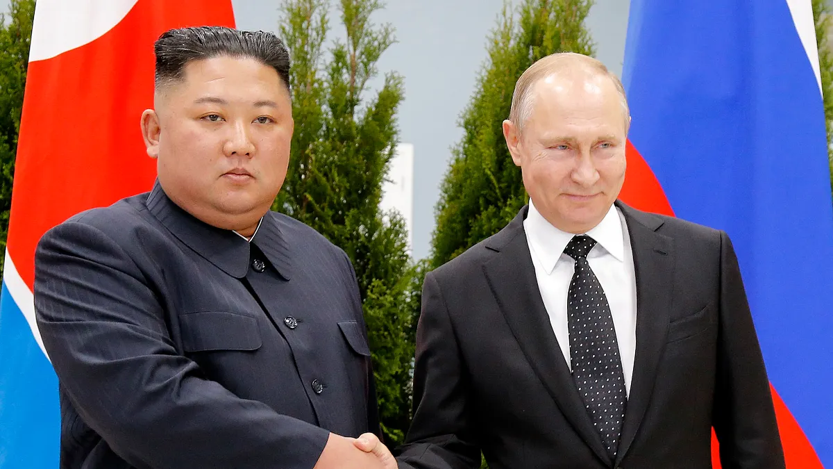 北朝鮮は先日、ロシア・ウクライナ戦争に軍を派遣したが、中国はこの件についてのコメントを避けている。写真は2019年4月、ロシアのプーチン大統領(右)と北朝鮮の金正恩指導者(左)がロシアで会談。(資料写真、AP通信) 北朝鮮は先日、ロシア・ウクライナ戦争に軍を派遣したが、中国はこの件についてのコメントを避けている。写真は2019年4月、ロシアのプーチン大統領(右)と北朝鮮の金正恩指導者(左)がロシアで会談。(資料写真、AP通信)