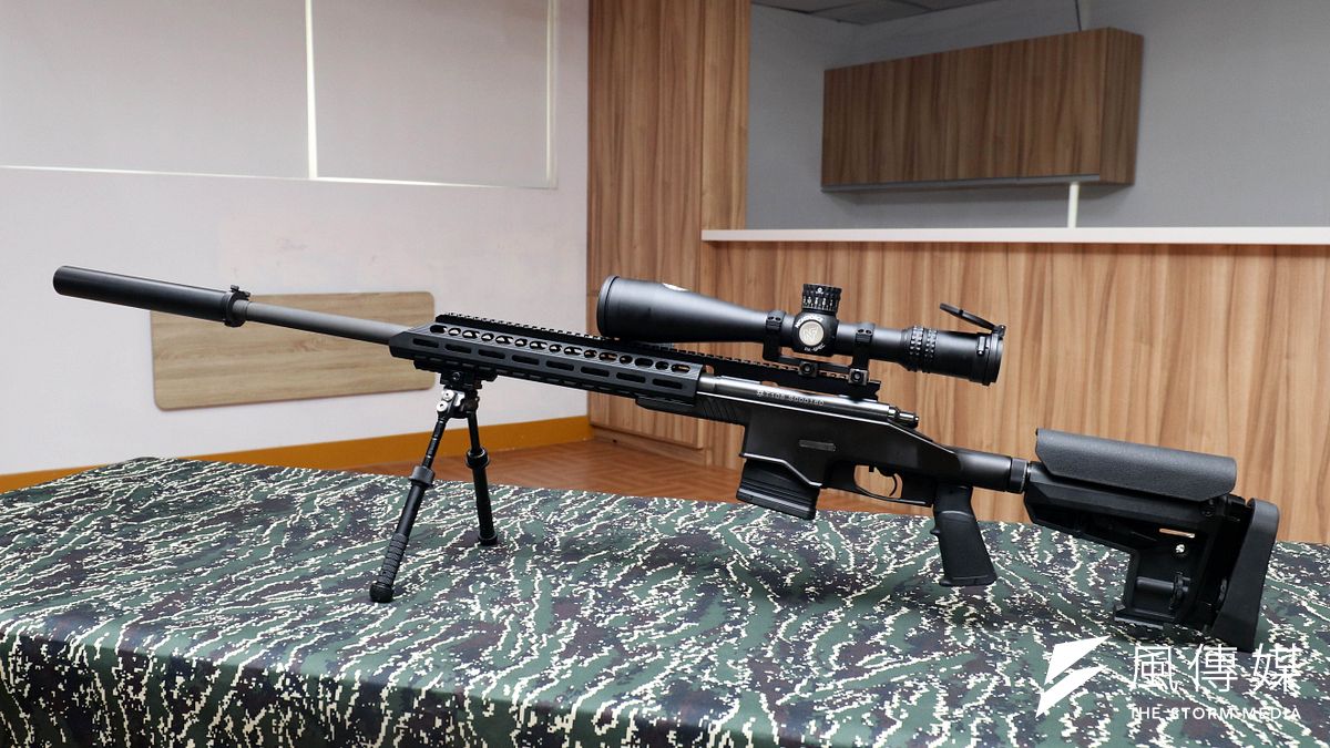 總統蔡英文日前視導陸戰六六旅,聽取官兵介紹具代表性的武器裝備性能諸元;外型新穎的「T108」狙擊槍(見圖)首度在獲撥交的部隊亮相,料將成為我方執行精準狙殺任務的新寵。(蘇仲泓攝) 總統蔡英文日前視導陸戰六六旅,聽取官兵介紹具代表性的武器裝備性能諸元;外型新穎的「T108」狙擊槍(見圖)首度在獲撥交的部隊亮相,料將成為我方執行精準狙殺任務的新寵。(蘇仲泓攝)