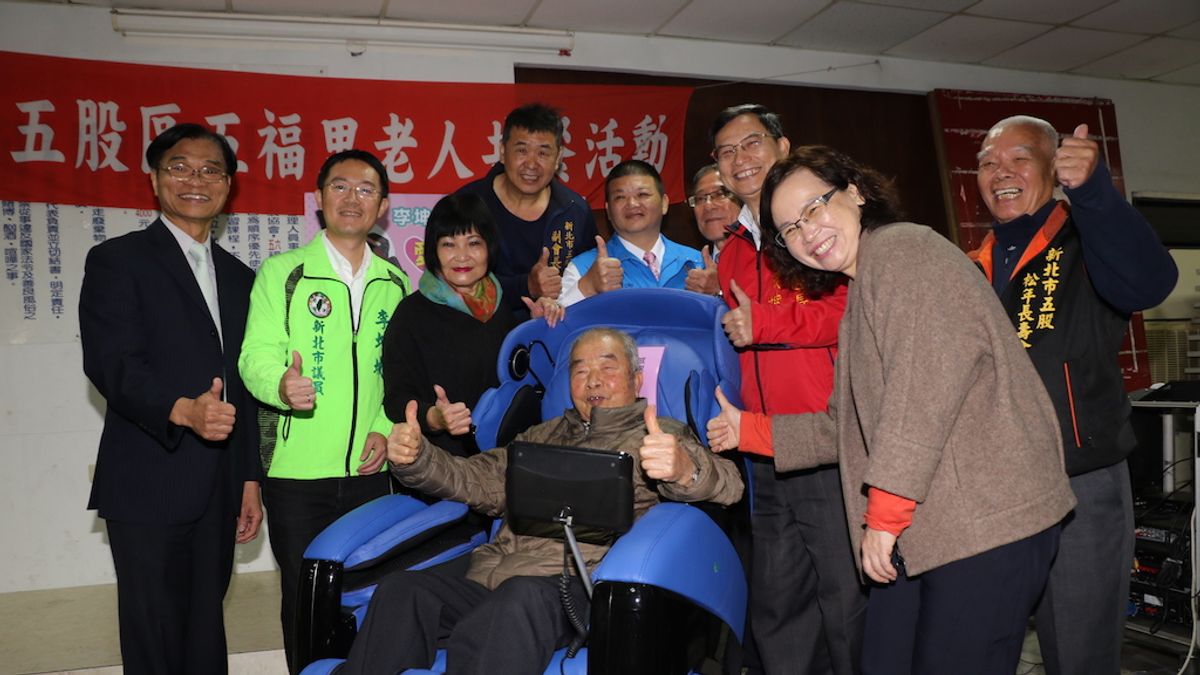 新北市議員李坤城(左2)媒合督洋生技公司捐贈2部按摩椅給五股老人共餐點,並與督洋生技公司總經理粘振雄(左一)及其它貴賓合影。(圖/新北市社會局提供) 新北市議員李坤城(左2)媒合督洋生技公司捐贈2部按摩椅給五股老人共餐點,並與督洋生技公司總經理粘振雄(左一)及其它貴賓合影。(圖/新北市社會局提供)