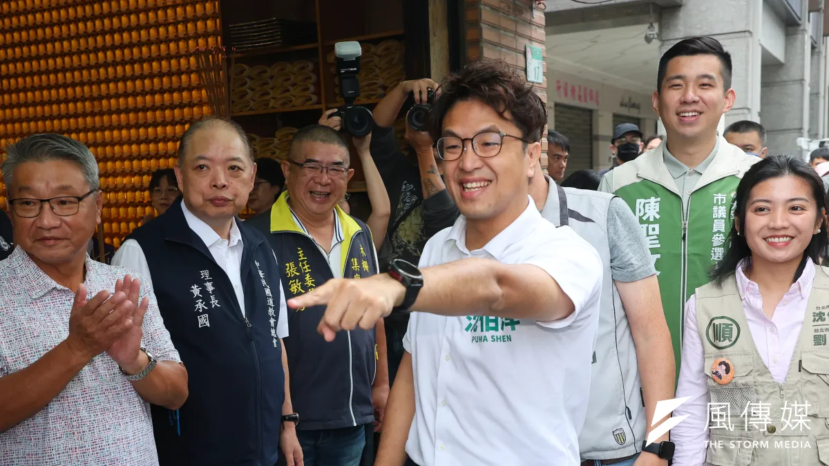 民進黨台北市長參選人沈伯洋(中)近來在各個夜市、商圈掃街,掀起一股「洋流」。(資料照,顏麟宇攝)