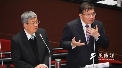 對於行政院通過道路違規「微罪」不記點、不予舉發,行政院長陳建仁(左)22日指稱道路沒改善前車有可能停上人行道,交通部長王國材(右)則說,不能檢舉不代表不罰,可以打給警察或專線拖吊。(蔡親傑攝)