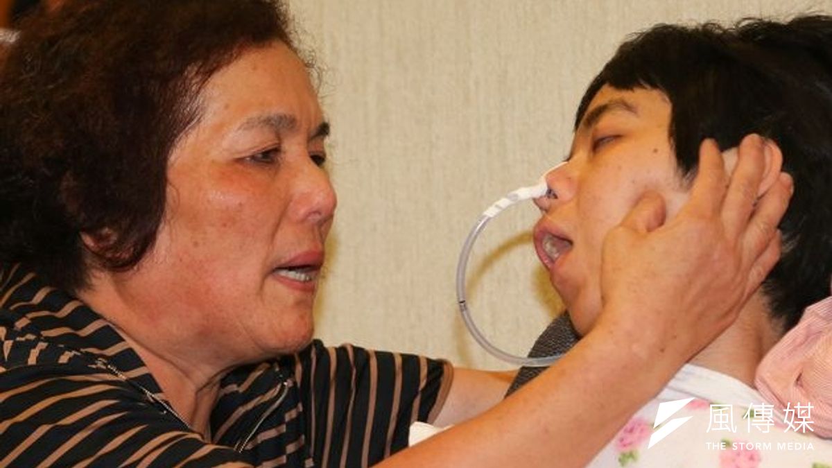 政府調整外籍勞工休假制度,卻讓失能家庭不知如何是好。(圖為立委楊玉欣記者會,含淚陳情的蘇媽媽。余志偉攝) 政府調整外籍勞工休假制度,卻讓失能家庭不知如何是好。(圖為立委楊玉欣記者會,含淚陳情的蘇媽媽。余志偉攝)