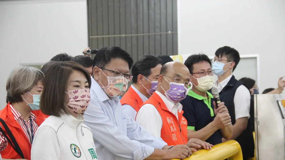 行政院長蘇貞昌前往屏東,縣長潘孟安陪同視察石斑魚產業。(圖/屏東縣政府傳播暨國際事務處提供)