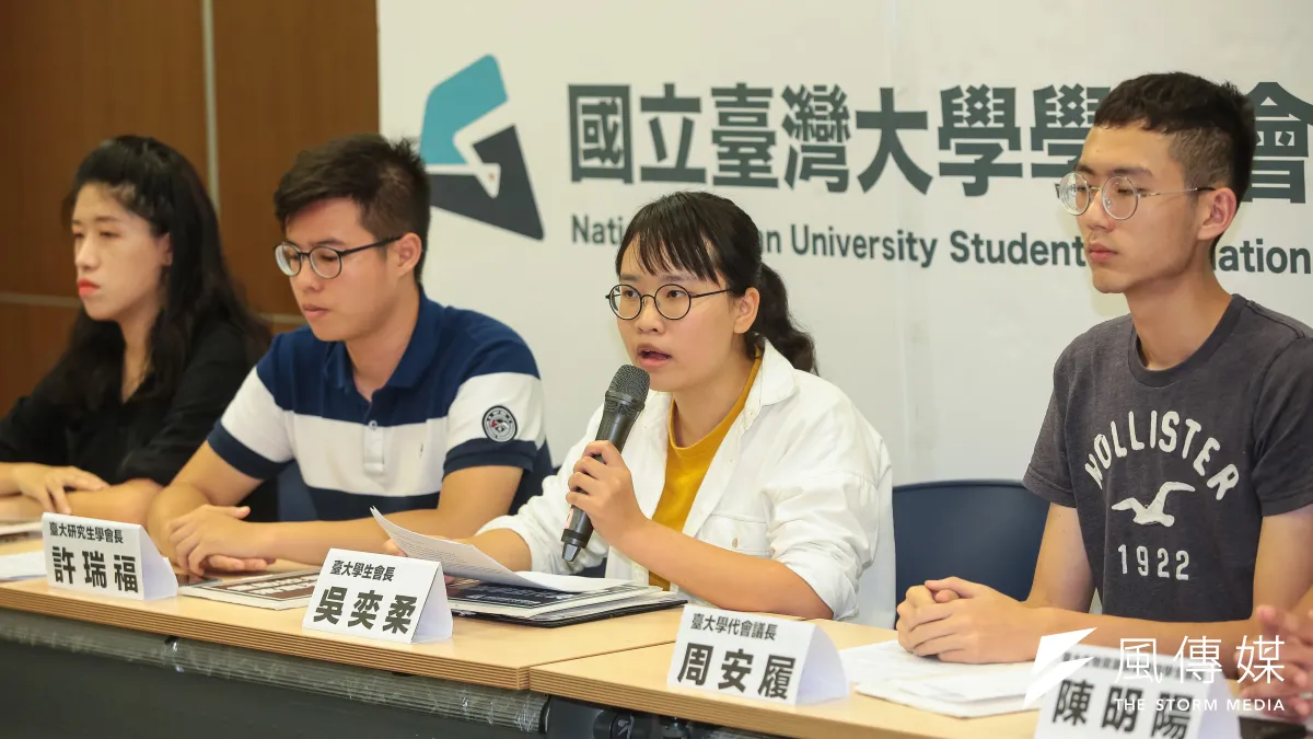 台大學生會會長吳奕柔、學代會議長周安履、研協會長許瑞福8日上午前往教育部會見部長葉俊榮,提出3個提問及4項訴求,但吳奕柔表示,葉俊榮對問題皆無正面回應。(顏麟宇攝)