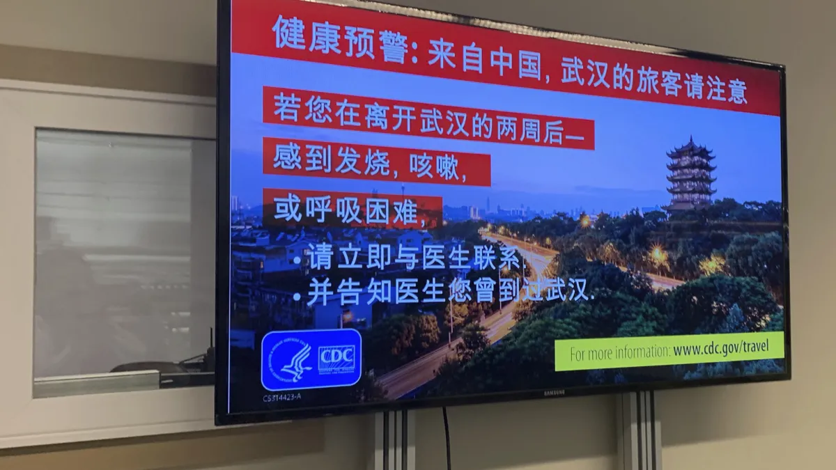 中國武漢肺炎疫情擴散,美國西雅圖機場發布的中文告示(AP)