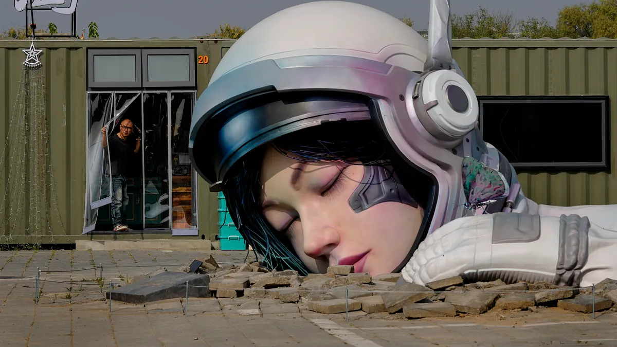 北京宋莊藝術區的太空人藝術雕塑。(美聯社) 北京宋莊藝術區的太空人藝術雕塑。(美聯社)