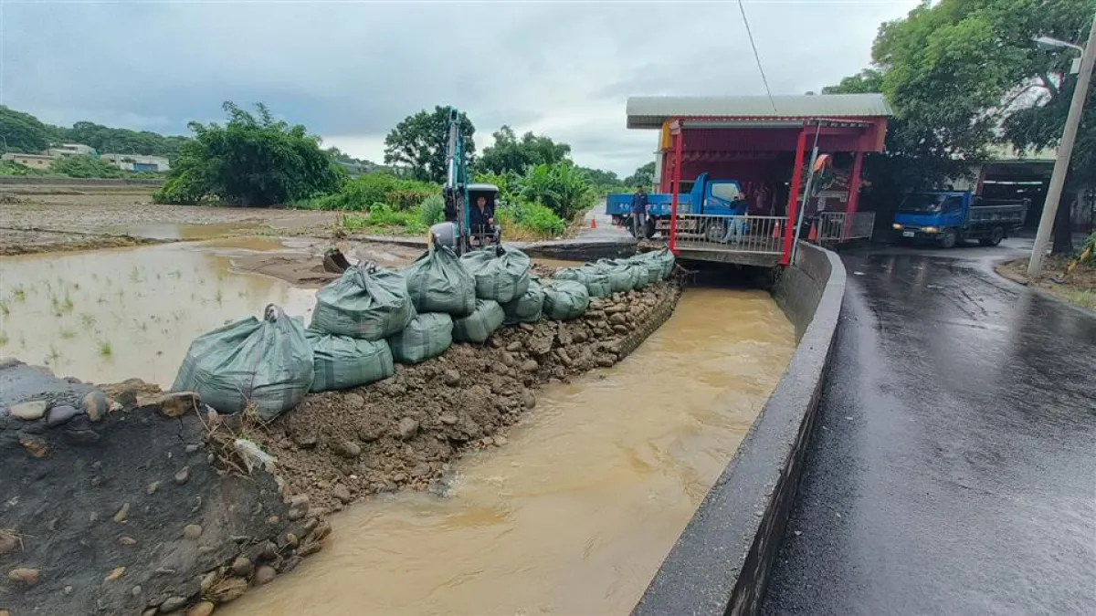 7/8大雨侵襲,彰化縣境內多處區域排水系統、防汛道路遭受嚴重損害,縣府核定重建經費。(圖/彰化縣政府)