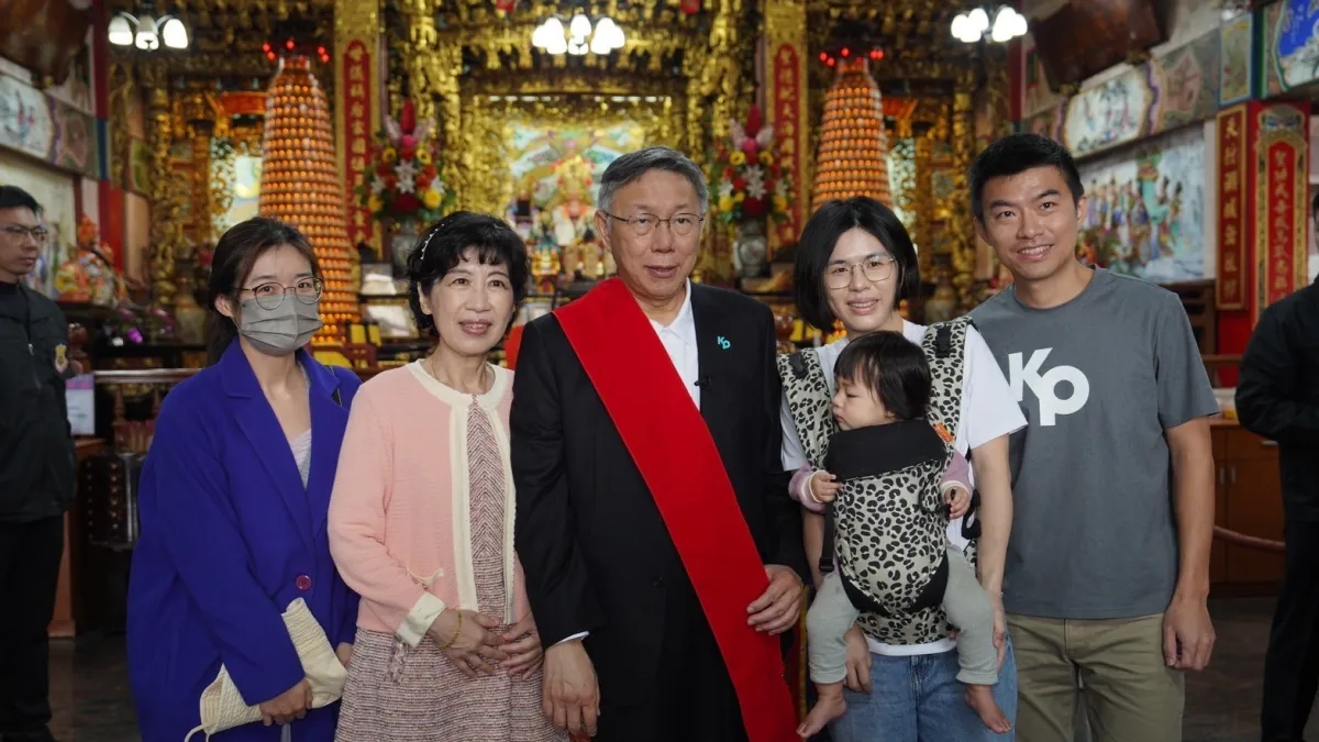 柯文哲今(4)日到澎湖走行程,狠酸侯友宜「我現在怎麼看他都是有很好的保姆」。(民眾黨提供)