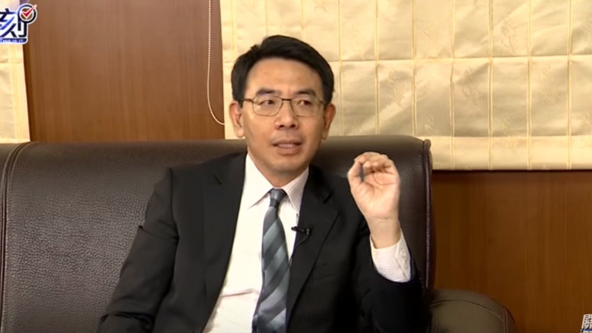 劉寶傑以《教父》比喻兩岸與憲法定位,不僅模糊歷史脈絡,也刻意忽略台灣長年在中華民國憲政框架下運作的政治現實。(截圖自youtube頻道「關鍵時刻」) 劉寶傑以《教父》比喻兩岸與憲法定位,不僅模糊歷史脈絡,也刻意忽略台灣長年在中華民國憲政框架下運作的政治現實。(截圖自youtube頻道「關鍵時刻」)