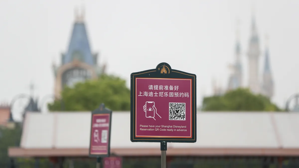 上海迪士尼樂園預約碼告示牌。樂園重新開放將採取限流及預約等措施。(新華社)