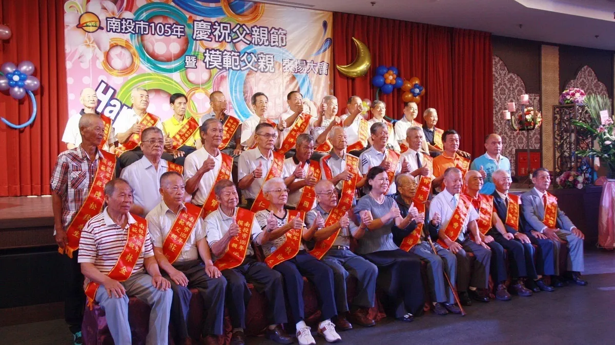 南投市模範父親表揚 家人上台表演獻祝福話語