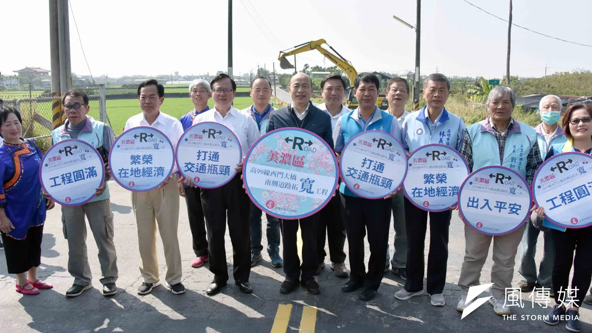 市長韓國瑜(左5)主持開工典禮,與地方民代和當地居民一同祈福施工順利,盼道路開闢後經濟更繁榮。(圖/徐炳文攝)