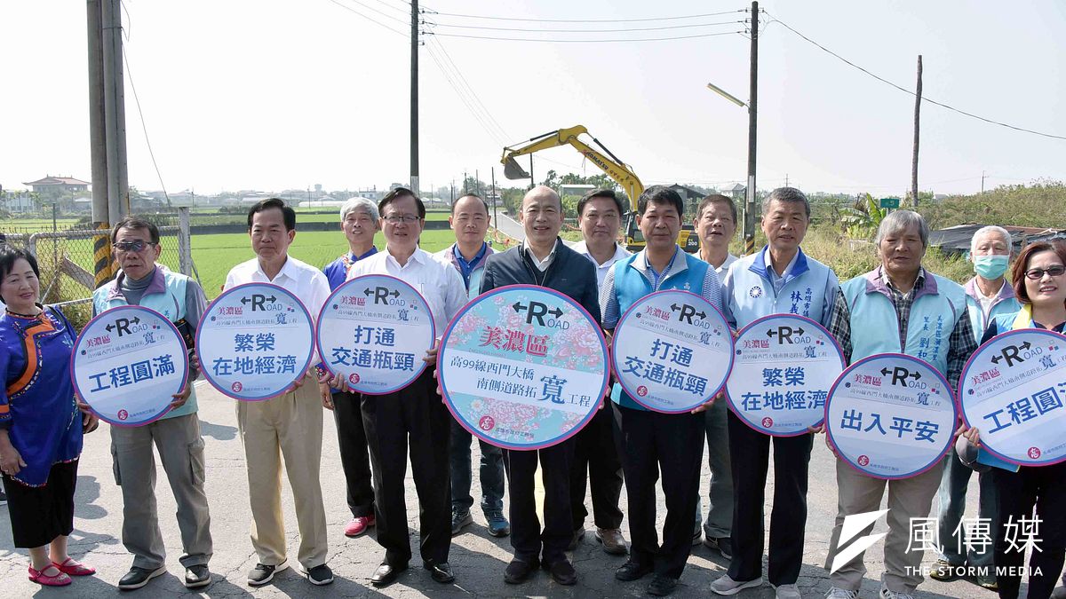 市長韓國瑜(左5)主持開工典禮,與地方民代和當地居民一同祈福施工順利,盼道路開闢後經濟更繁榮。(圖/徐炳文攝) 市長韓國瑜(左5)主持開工典禮,與地方民代和當地居民一同祈福施工順利,盼道路開闢後經濟更繁榮。(圖/徐炳文攝)