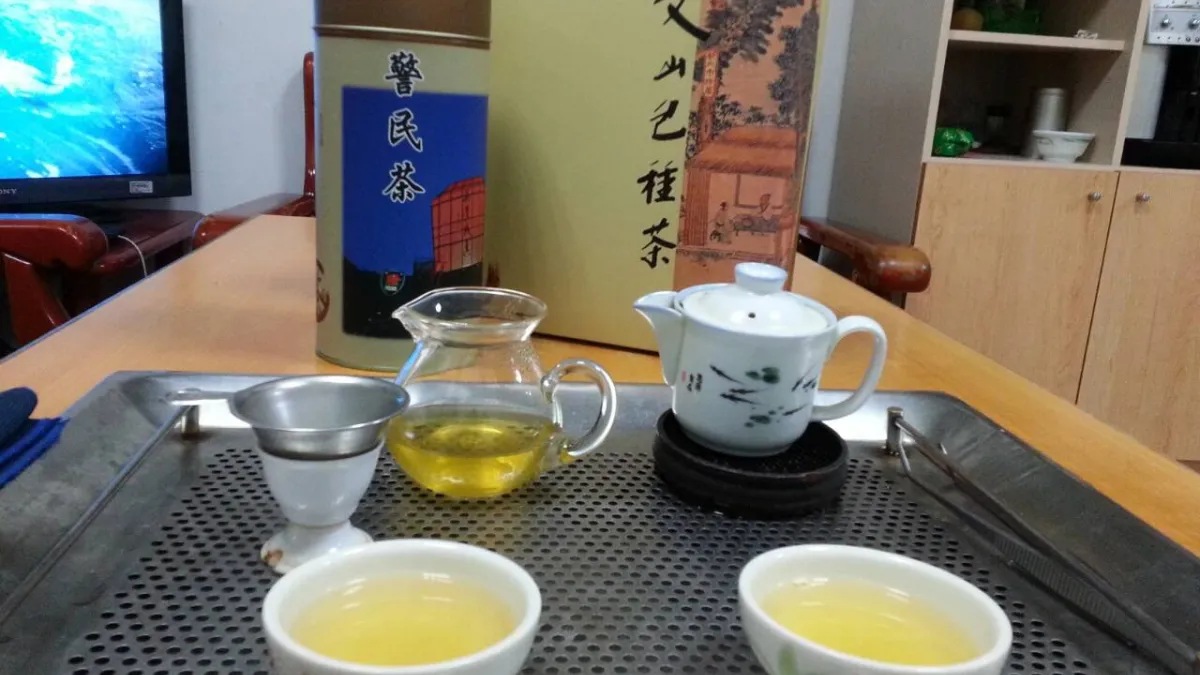 台灣有不少人也喜歡泡茶,也有人習慣在飯後泡一壺茶解膩。(取自新北市警察局網站)