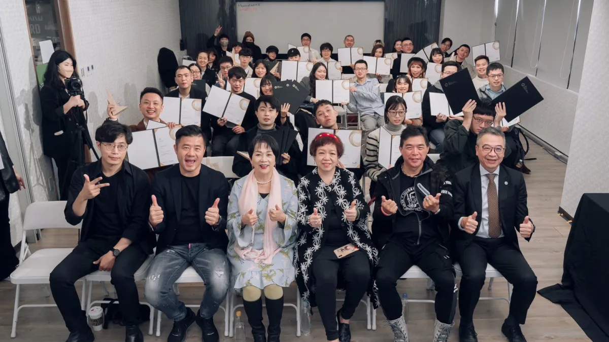 金赫獎重量級嘉賓與赫綵得獎學員合影。(圖/赫綵設計學院提供)