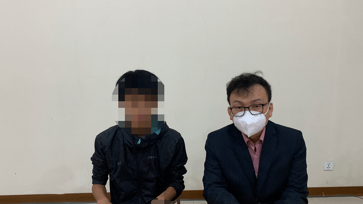 國民黨立委鄭正鈐(右)、洪孟楷及吳斯懷赴柬埔寨,成功營救出1名19歲的陳姓受害者(左)。(立委鄭正鈐辦公室提供) 國民黨立委鄭正鈐(右)、洪孟楷及吳斯懷赴柬埔寨,成功營救出1名19歲的陳姓受害者(左)。(立委鄭正鈐辦公室提供)