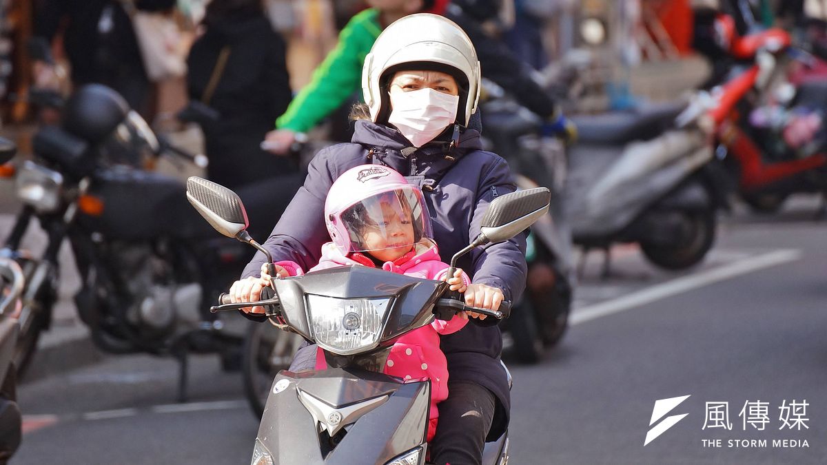 寒流來襲,民眾出門皆穿著厚重衣物。(資料照,盧逸峰攝) 寒流來襲,民眾出門皆穿著厚重衣物。(資料照,盧逸峰攝)