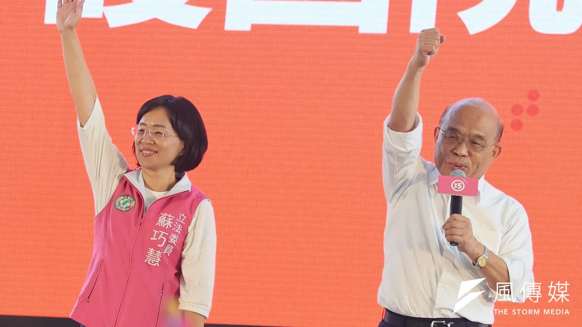 前行政院長蘇貞昌(右)與民進黨新北市長參選人、立委蘇巧慧(左)。(資料照,柯承惠攝)