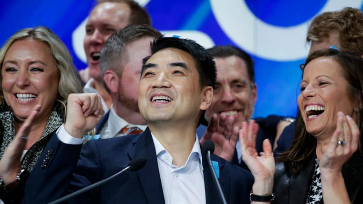 袁征帶領 Zoom 在納斯達克掛牌上市。(圖/CNBC) 袁征帶領 Zoom 在納斯達克掛牌上市。(圖/CNBC)