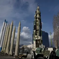 2026年3月24日、イランの首都テヘラン北部郊外で展示された同国製ミサイルおよび衛星打ち上げロケット。(AP通信) 2026年3月24日、イランの首都テヘラン北部郊外で展示された同国製ミサイルおよび衛星打ち上げロケット。(AP通信)