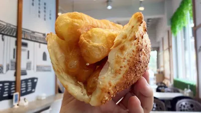 油條等澱粉類食材,若經160度C到200度C的高溫油炸,會釋出WHO認定的2A致癌物丙稀醯胺。(資料照,取自midnightbreakfastcafe@flickr)