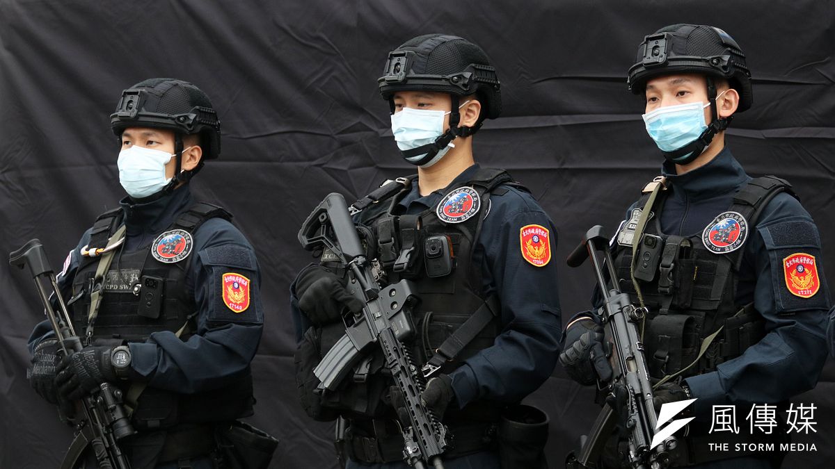 警方將投入800警力執行跨年晚會維安及交通疏導,圖為會後進入府前舞台區進行場檢,持M4突擊步槍、MP5衝鋒槍的霹靂幹員。(蘇仲泓攝) 警方將投入800警力執行跨年晚會維安及交通疏導,圖為會後進入府前舞台區進行場檢,持M4突擊步槍、MP5衝鋒槍的霹靂幹員。(蘇仲泓攝)