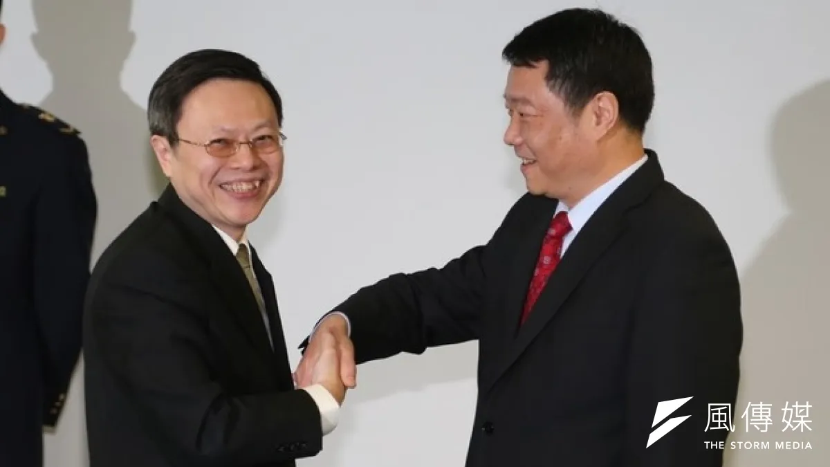 王郁琦上午10點45分抵達南京,國台辦副主任陳元豐(右)在登機口迎接,兩人簡單握手致意,陳笑稱歡迎,並未交談。(余志偉攝)