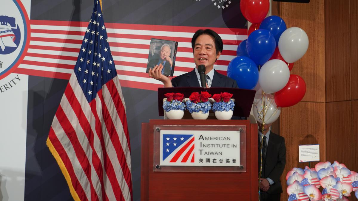 出席AIT國慶酒會「送川普這套書」 賴清德:讀了會更懂台灣半導體產業