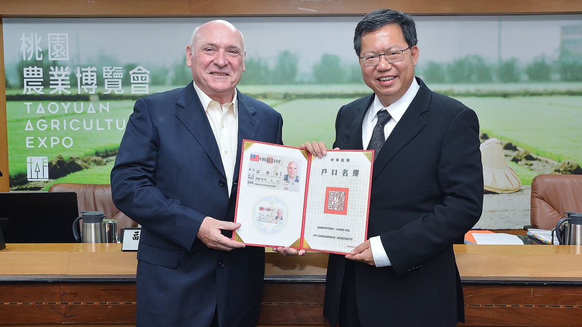 輔仁大學西班牙語系副教授宓博多是桃園市首位符合國籍法「特殊功勳」要件,歸化我國國籍的桃園市民。(圖/桃園市政府提供) 輔仁大學西班牙語系副教授宓博多是桃園市首位符合國籍法「特殊功勳」要件,歸化我國國籍的桃園市民。(圖/桃園市政府提供)