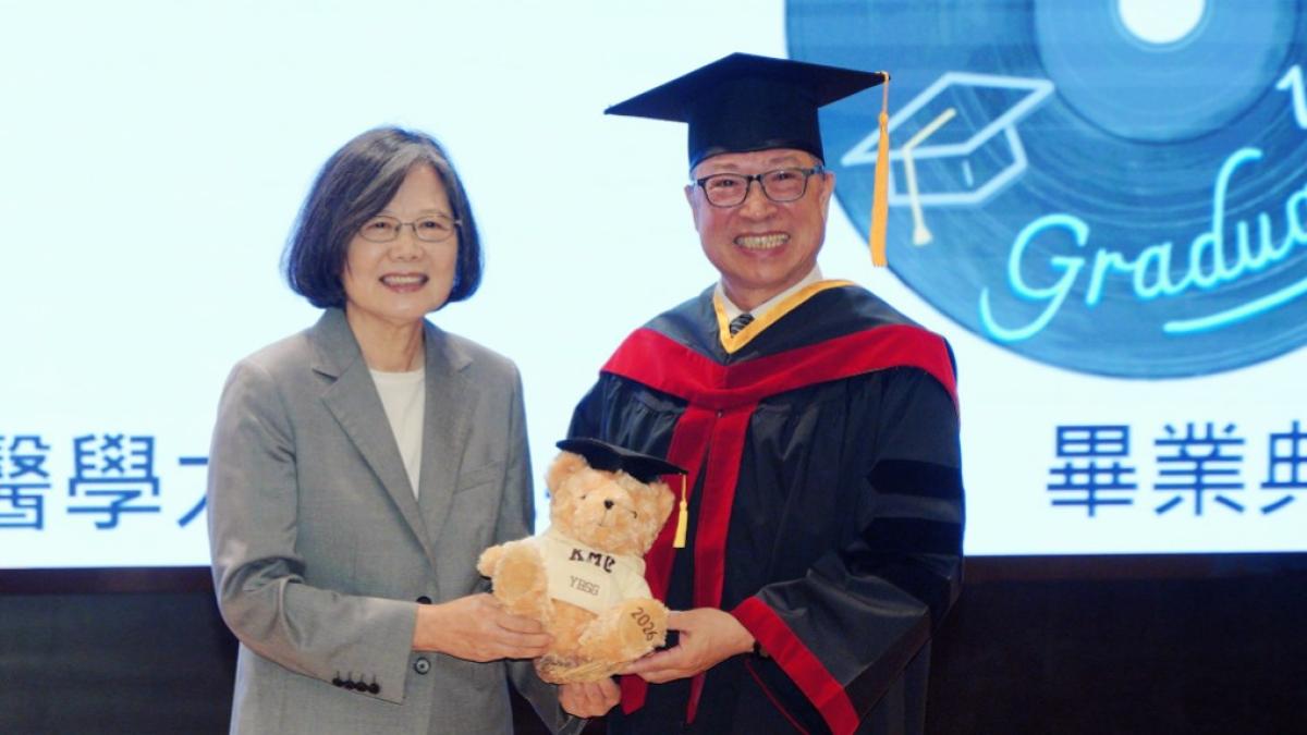 蔡英文勉高醫大畢業生勇敢迎向未來 用專業與行動成為改變社會的力量