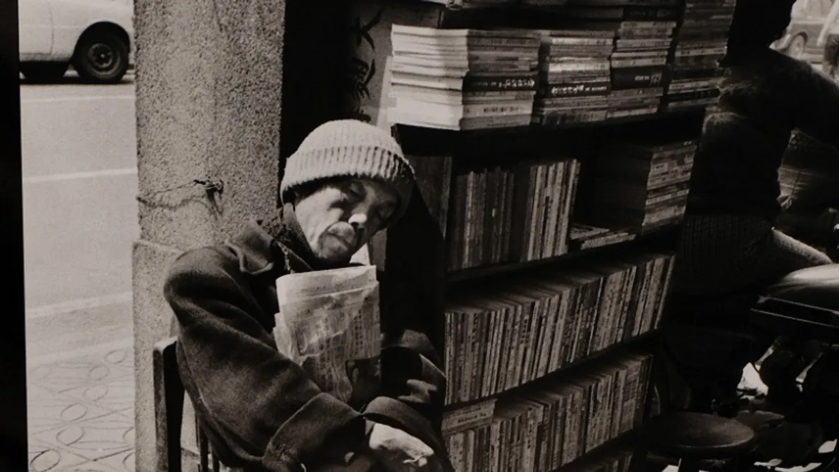 作者認為,周夢蝶呈現給我們的詩遠非靜謐的超脫,而是一種陷於最執拗的情感。(掃葉工房提供) 作者認為,周夢蝶呈現給我們的詩遠非靜謐的超脫,而是一種陷於最執拗的情感。(掃葉工房提供)