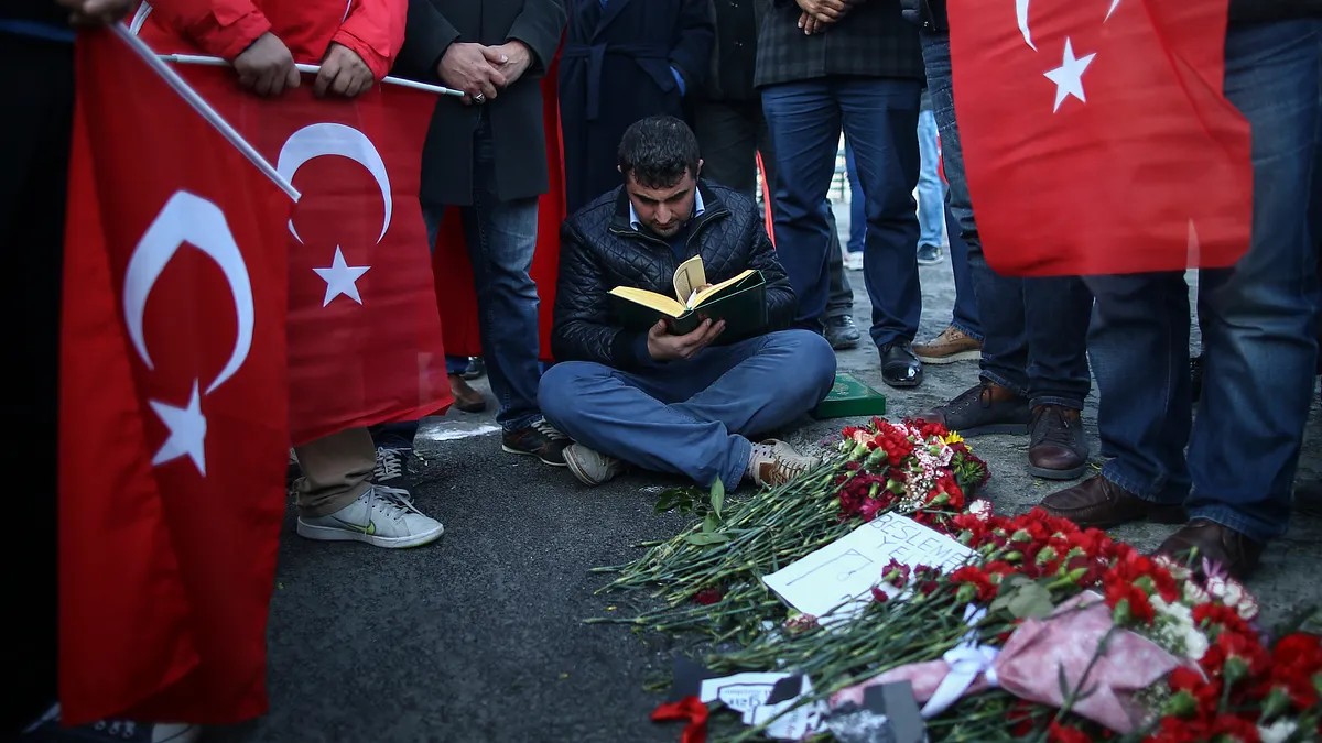 土耳其民眾哀悼伊斯坦堡爆炸案罹難者(美聯社) 土耳其民眾哀悼伊斯坦堡爆炸案罹難者(美聯社)