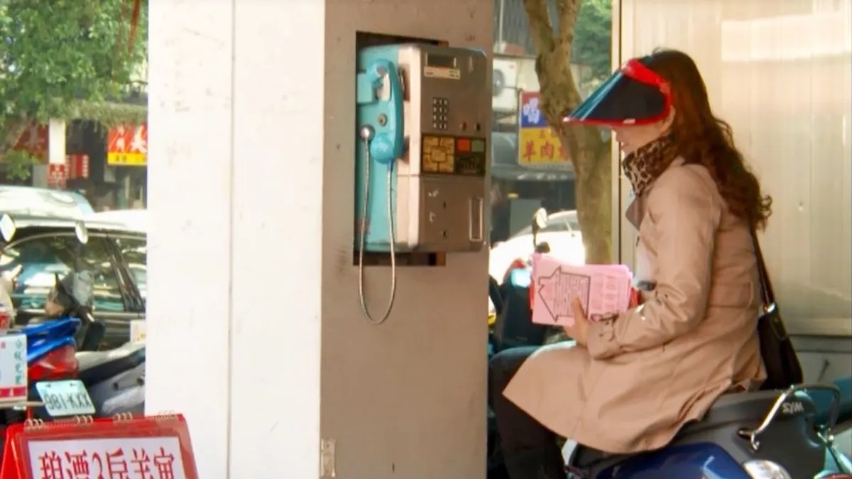 沒有大型房仲業的資源、又要面對對手惡性競爭,她感到孤立無援,卻也不得不繼續做下去...(圖/公視提供) 沒有大型房仲業的資源、又要面對對手惡性競爭,她感到孤立無援,卻也不得不繼續做下去...(圖/公視提供)