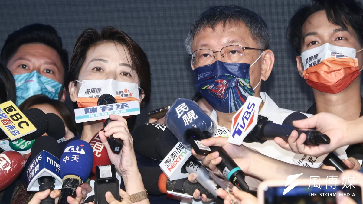 民眾黨主席柯文哲(右二)、台北市長參選人黃珊珊(左二)出席北市議員參選人陳宥丞競選總部成立並受訪。(蔡親傑攝)