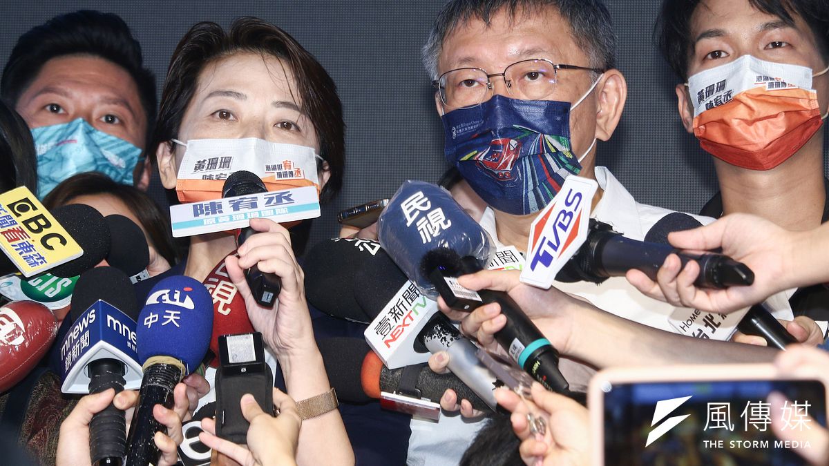 民眾黨主席柯文哲(右二)、台北市長參選人黃珊珊(左二)出席北市議員參選人陳宥丞競選總部成立並受訪。(蔡親傑攝) 民眾黨主席柯文哲(右二)、台北市長參選人黃珊珊(左二)出席北市議員參選人陳宥丞競選總部成立並受訪。(蔡親傑攝)