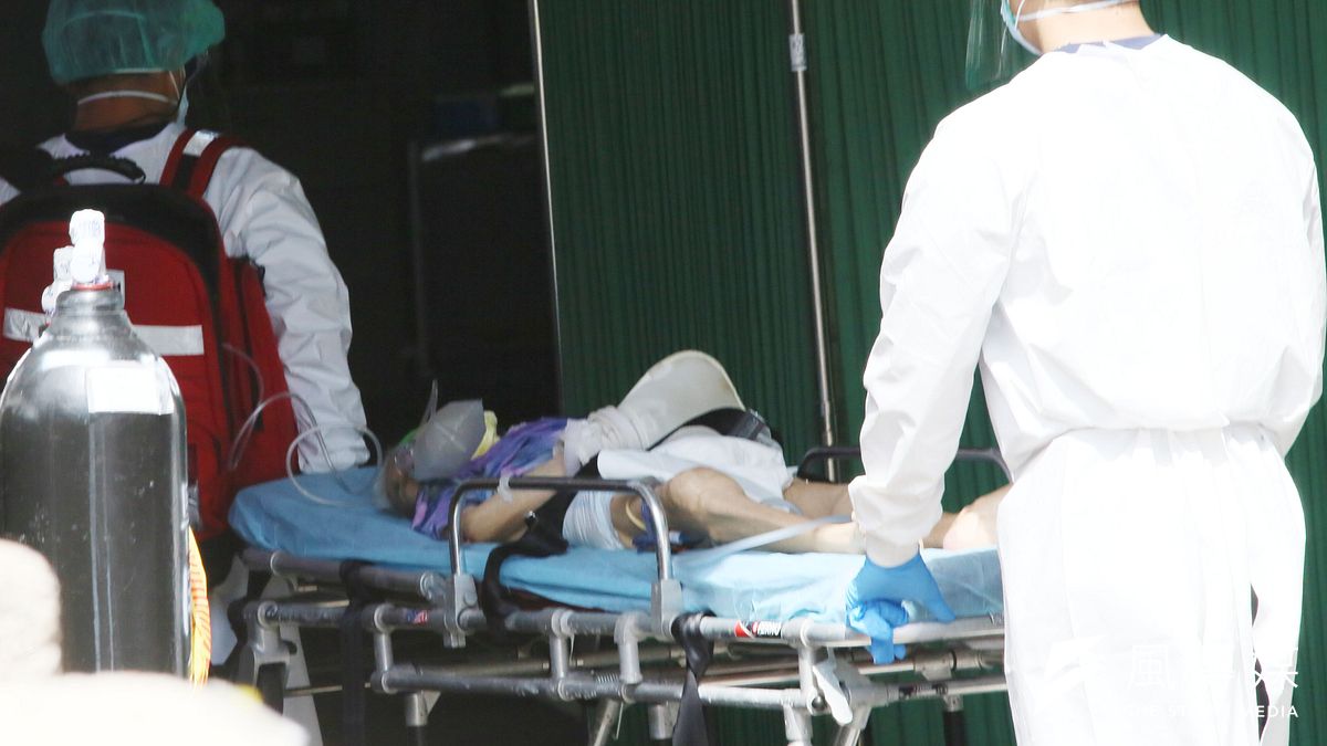國內新冠肺炎確診者致死率偏高和DNR簽署有無關係,近來爭議再起。示意圖,救護車送病患至急診室。(資料照,柯承惠攝) 國內新冠肺炎確診者致死率偏高和DNR簽署有無關係,近來爭議再起。示意圖,救護車送病患至急診室。(資料照,柯承惠攝)