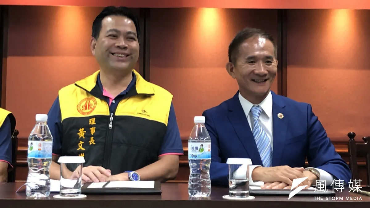 美商ERA易而安不動產董事執行長黃鵬䛥(右)決定參選不動產仲介公會全聯會第9屆理事長。(林哲良攝)