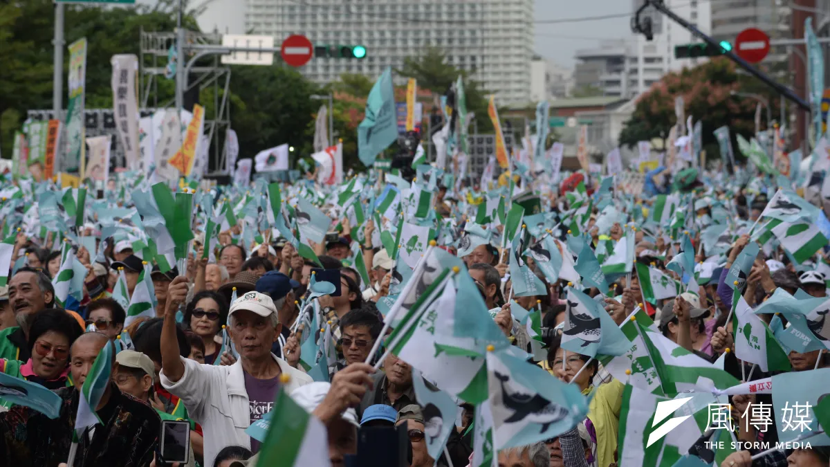 喜樂島聯盟今(20)日在台北舉行「全民公投反併吞」,活動下午1點開始。主持人不斷帶領群眾高喊,「我是台灣人」、「台灣獨立」、「要公投、反併吞」。(甘岱民攝)