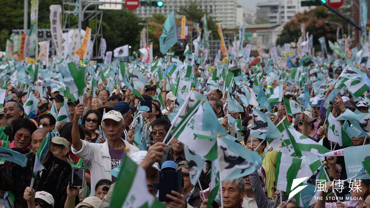 喜樂島聯盟今(20)日在台北舉行「全民公投反併吞」,活動下午1點開始。主持人不斷帶領群眾高喊,「我是台灣人」、「台灣獨立」、「要公投、反併吞」。(甘岱民攝) 喜樂島聯盟今(20)日在台北舉行「全民公投反併吞」,活動下午1點開始。主持人不斷帶領群眾高喊,「我是台灣人」、「台灣獨立」、「要公投、反併吞」。(甘岱民攝)