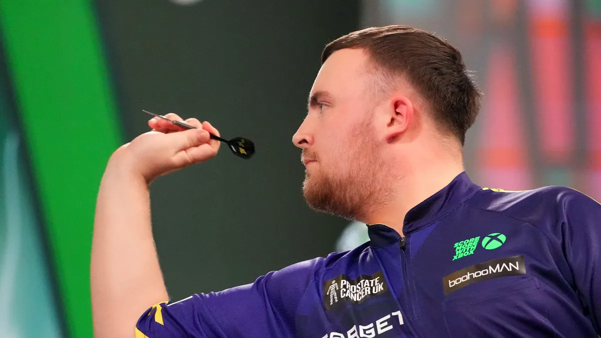 年僅17歲的路克‧利特勒(Luke Littler),成為「史上最年輕」的飛鏢世錦賽冠軍。(美聯社) 年僅17歲的路克‧利特勒(Luke Littler),成為「史上最年輕」的飛鏢世錦賽冠軍。(美聯社)